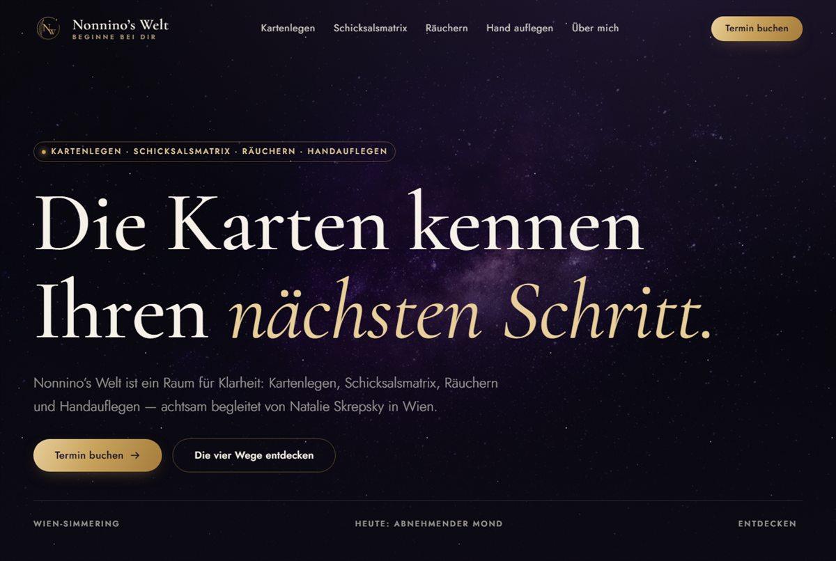 Startseite von nonninoswelt.at: nachtblaues Design mit goldener Serifen-Typografie und Buchungs-Button